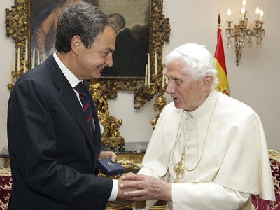 El presidente del Gobierno, José Luis Rodríguez Zapatero, al inicio de su reunión con Benedicto XVI. F.CALVO