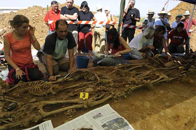 Los arqueólogos ante la ‘fosa de los mineros’, ayer en Joarilla de las Matas (León).