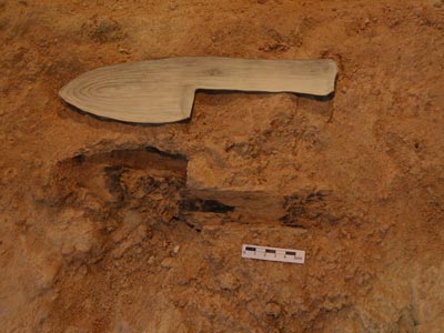Los investigadores han reconstruido la herramienta a partir de sus restos carbonizados y fosilizados.