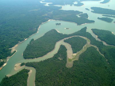 El Amazonas nace en los Andes peruanos y desemboca en el Atlántico.