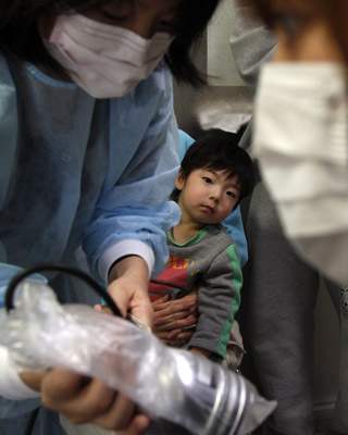Un niño mira una prueba médica, el 23 de marzo, en Yonezawa. Kim Kyung-Hoon / reuters