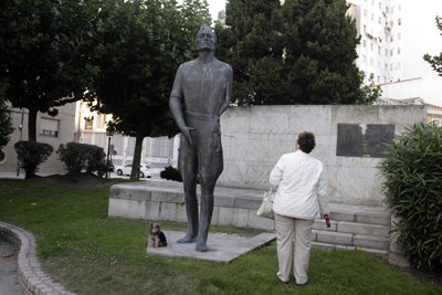 Estatua de Millán Astray en A Coruña (ya desaparecida) que su hija trató de restituir.