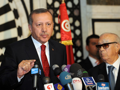 Erdogan responde preguntas de la prensa junto al primer ministro tunecino, Beji Caid Essebsi. fethi belaid / afp