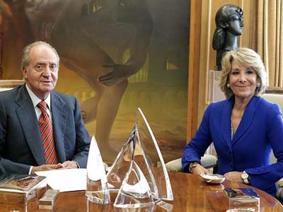 Esperanza Aguirre con el rey Juan Carlos, hoy en Madrid.-