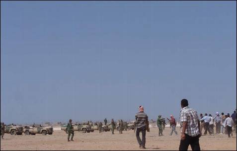Algunos saharauis increpan a soldados marroquíes por su actitud en el enfrentamiento.