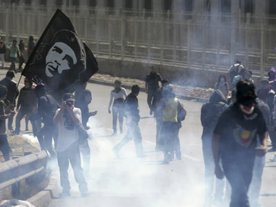 Los enfrentamientos de los estudiantes con la Policía se repitieron en Santiago. CRISTÓBAL SAAVEDRA (REUTERS)