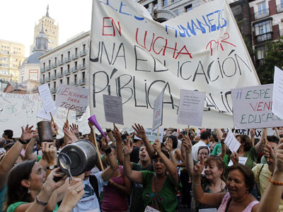 Miles de manifestantes cortaron ayer la calle Alcalá de Madrid para pedir una educación pública y de calidad. Mónica Patxot