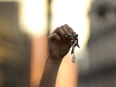 Un indignado muestra unas llaves durante una protesta en la Puerta del Sol de Madrid.