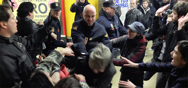 La Policía carga contra manifestantes en el Metro de Madrid. MIGUEL GARCÍA