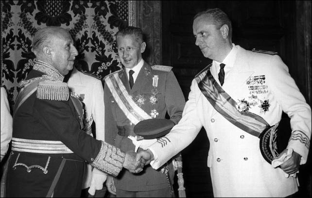 Francisco Franco saluda a Manuel fraga Iribarne. EFE
