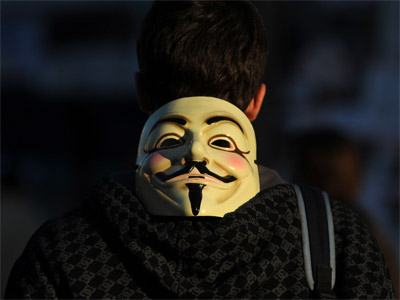 Um jovem com uma máscara de Anonymous em Madrid.  FERNANDO SANCHEZ
