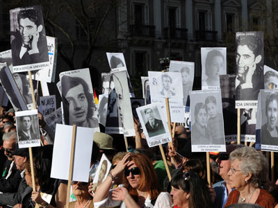 Víctimas del franquismo y sus descendientes participan en una manifestación de apoyo al juez Baltasar Garzón el 24 de abril de 2010. fernando sánchez Víctimas del franquismo y sus descendientes participan en una manifestación de apoyo al juez Baltasar Garzón el 24 de abril de 2010.