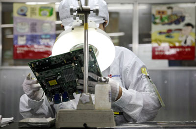 Un trabajador en la planta de Foxconn en Shenzhen (China). -