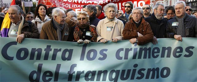 Cabeza de la manifestación en apoyo a Garzón y en contra de la impunidad de los crímenes del franquismo.