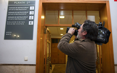 Un cámara toma imágenes del cartel indicador del Juzgado de Instrucción 3 de Palma, que investiga el caso Palma Arena' y el Nóos'.-EFE