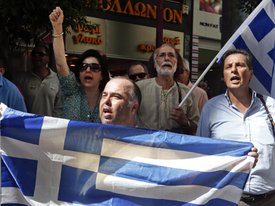 Un grupo de manifestantes delante del Ministerio de Finanzas griego.