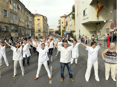 Médicos, enfermeros y personal sanitario salieron hoy a la calle en Granada para bailar contra los recortes. EFE