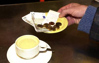 Un ciudadano recoge el cambio tras pagar un café.- Archivo EFE