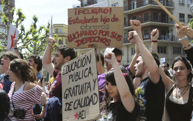Miles de estudiantes se manifestaron en las calles de León durante la huelga del pasado 25 de mayo. J.C.(EFE)