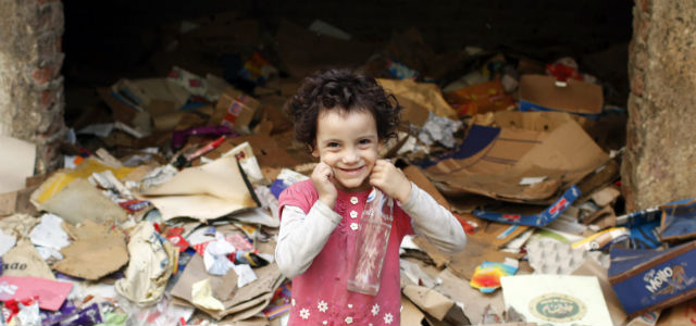 Una niña sonríe en un vertedero de El Cairo.