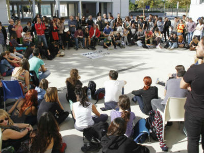 Estudiantes y profesores celebraron ayer una asamblea frente a un centro educativo de Valencia.