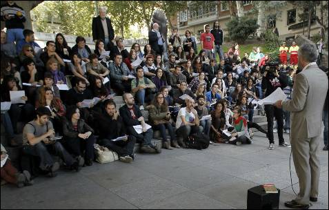 El profesor de Filología italiana de la UCM Juan Varela ofrece hoy una clase abierta en el Paseo de la Castellana de Madrid en protesta por los recortes.