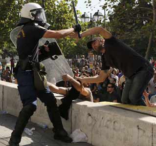 Los manifestantes intentaron expulsar a la Policía de la plaza Syntagma.