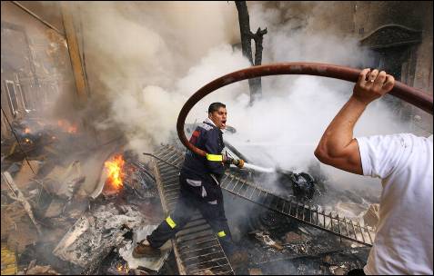Los bomberos extinguen el fuego causado por la explosión en Ashrafieh, en el centro de Beirut. -HASAN SHAABAN