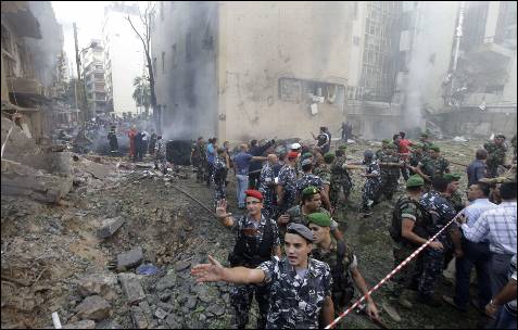 La policía libanesa intenta despejar la zona tras el atentado que ha dejado numerosos muertos. -MAHMOUD KHEIR