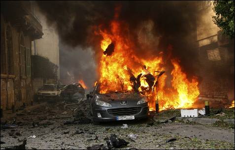 Un coche arde en plena calle en Ashrafieh, donde explotó el artefacto que causó la tragedia. -HASAN SHAABAN