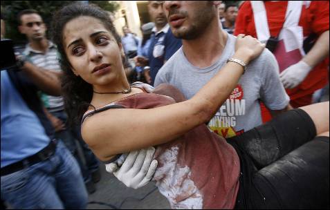 Otra mujer es trasladada del lugar del atentado, un vecindario cristiano de la ciudad de Beirut. -STR