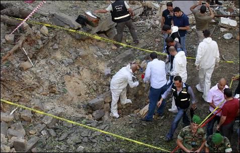 Miembros del equipo experto de forenses examinan el lugar de la explosión. -ANWAR AMRO