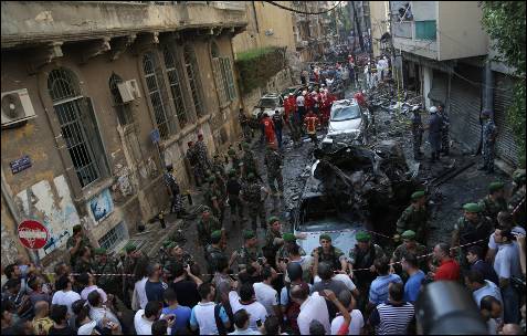 Fuerzas de seguridad libanesas y miembros de los equipos de rescate trabajan en el lugar del atentado. -CHADY SOUAID