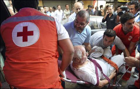Miembros de la Cruz Roja trasladan a uno de los heridos del atentado con un coche bomba. -NABIL MOUNZER