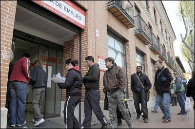 Varias personas hacen cola en la Oficina de Empleo de la Avenida de Guadalajara de Alcalá de Henares.