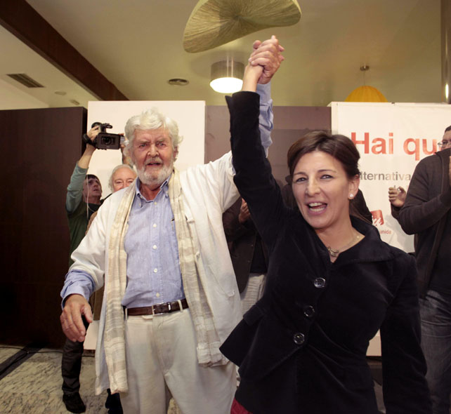 Xosé Manuel Beiras y Yolanda Díaz, números uno y dos por A Coruña de Alternativa Galega de Esquerda, celebran su triunfo este 21-O.-