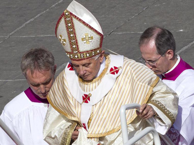 El papa Benedicto XVI oficia la misa de canonización en la plaza de San Pedro en Ciudad del Vaticano. EFE