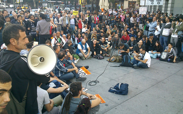 Imagen de una de las asambleas que se desarrollan ahora mismo en la plaza de Neptuno, en Madrid. E.MURIEL
