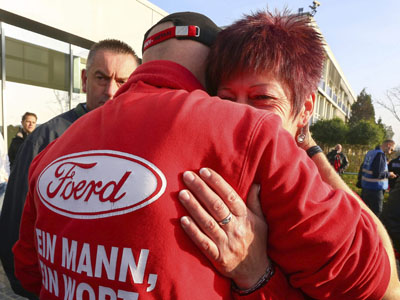 Trabajadofres de la planta de Ford en Genk (Bélgica), tras recibir la noticia del cierre.