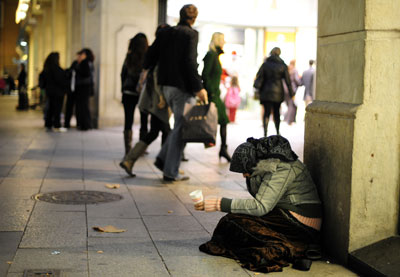 Una mujer pide dinero en las calles de Madrid. PÚBLICO