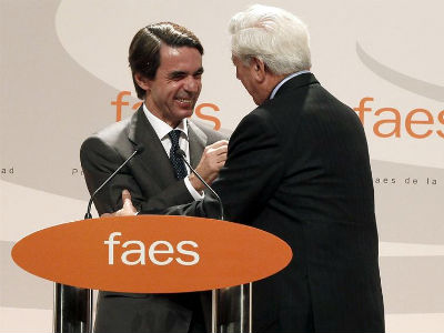 Vargas Llosa recibe el premio FAES a la Libertad de manos del expresidente del Gobierno José María Aznar, hoy en Madrid, en un acto al que también acudió Mariano Rajoy. EFE/Javier Lizón