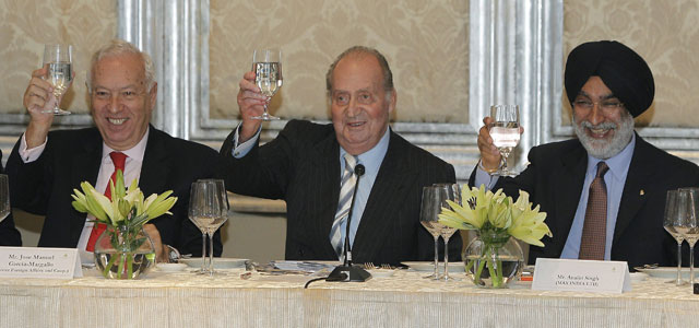 El rey Juan Carlos, junto al ministro de Asuntos Exteriores, José Manuel García-Margallo, y el empresario indio Analjit Singh.