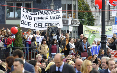 Protestas contra los recortes en las inmediaciones del Teatro Campoamor.-Felix Ordonez
