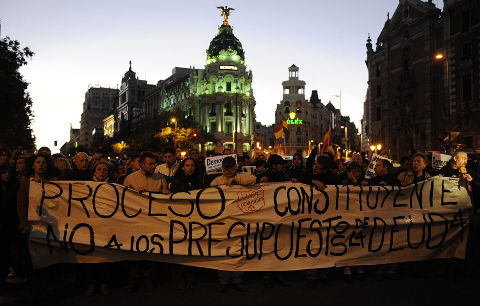 Miles de personas marchan por la Gran Vía de Madrid en dirección al Congreso a grito de 'no es un crisis es una estafa'.