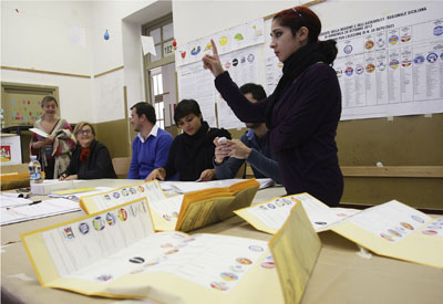 Recuento de los votos en un colegio electoral en Sicilia.