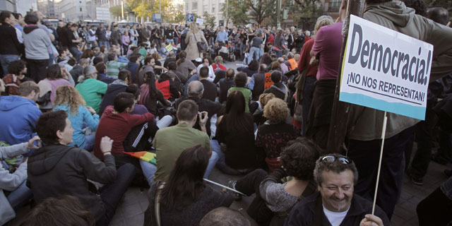 Ciudadanos partcipando en una asamblea frente al Congreso el pasado 27-O.