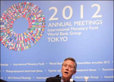 El economista jefe del FMI, Olivier Blanchard, habla durante la presentación a la prensa del informe semestral 'Perspectivas Económicas Globales' en Tokio.