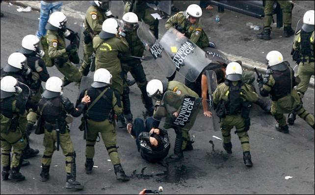 La Policía ha cargado con dureza contra los manifestantes en Atenas. Reuters