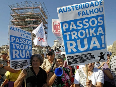 Ciudadanos portugueses, el pasado septiembre, en una protesta contra las medidas del Gobierno de Passos Coelho. EFE