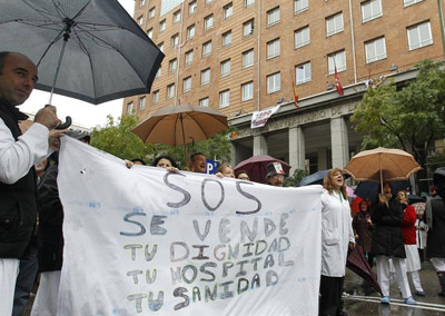 Trabajadores del Hospital Universitario de La Princesa de Madrid en una protesta.